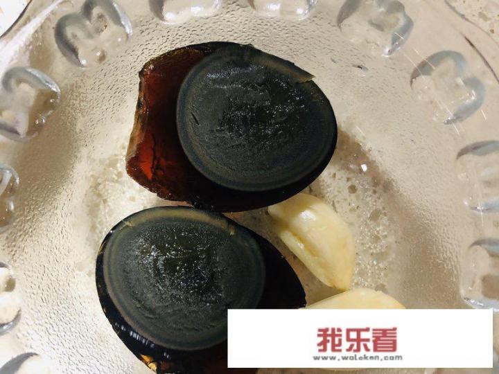 青椒皮蛋怎么做好吃又简单？青椒皮蛋的家常做法？