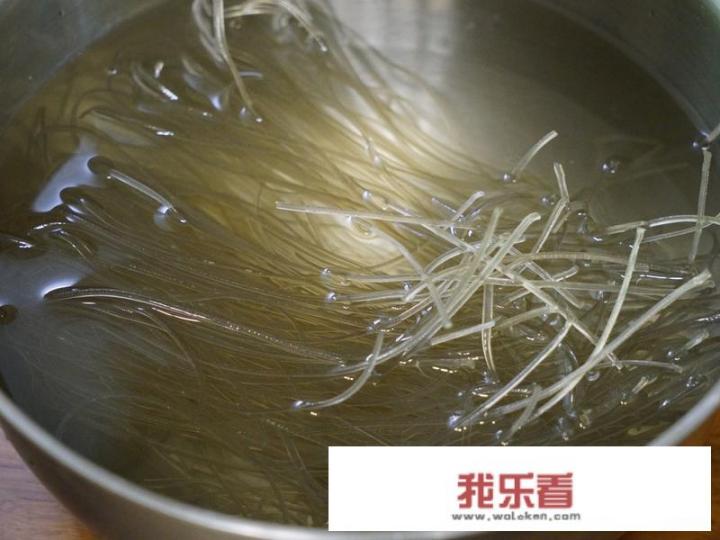 白肉酸菜粉条的做法？酸菜白肉炖粉条的做法？