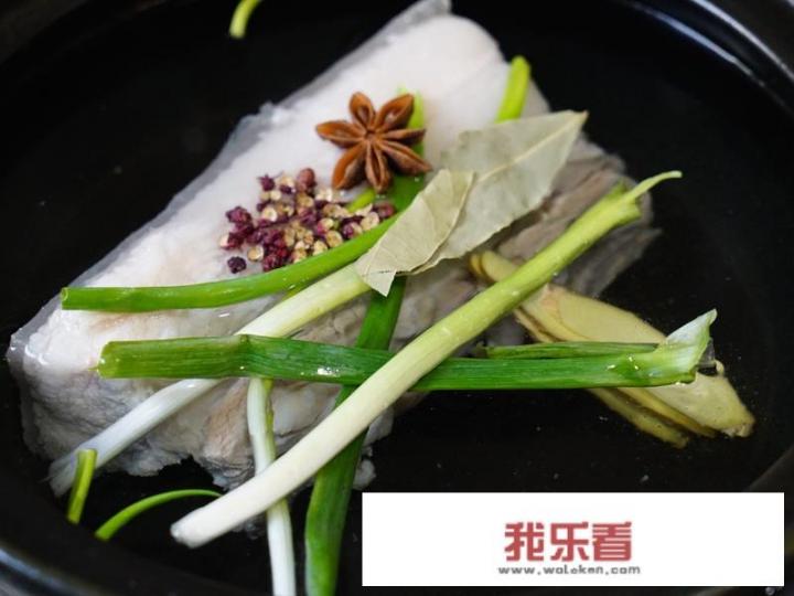 白肉酸菜粉条的做法？酸菜白肉炖粉条的做法？