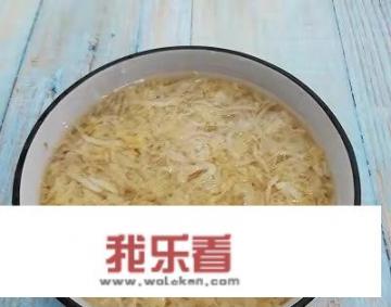 猪肉酸菜炖粉条的做法是什么？