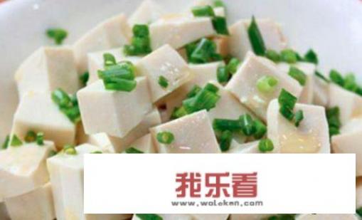 小葱拌豆腐1清2白的意思？