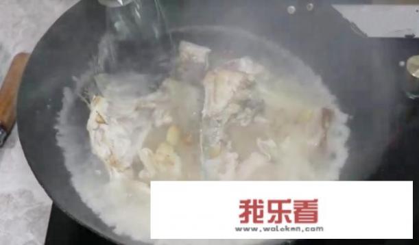 鱼头汤最佳搭配？