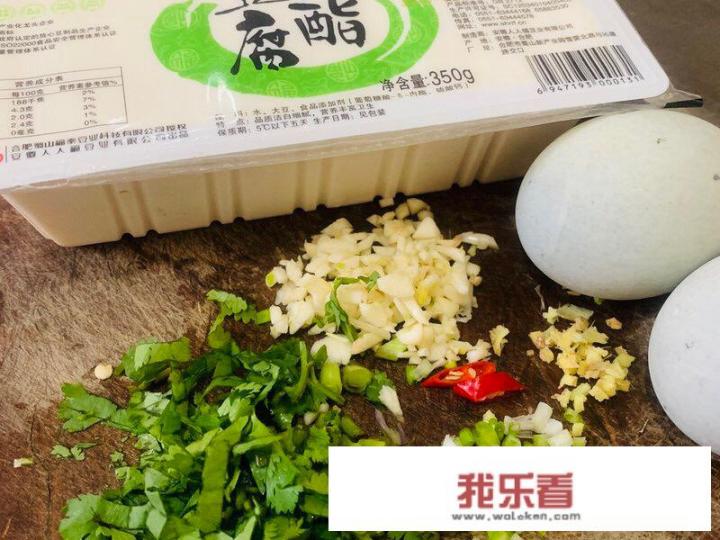 皮蛋拌豆腐的做法是？