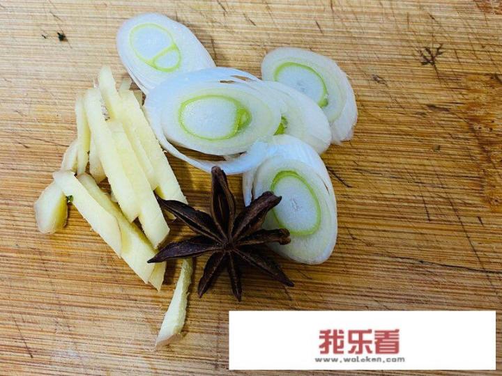 如何做酸菜汆白肉？