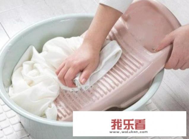 白衣服用什么洗可以让它变白？如何洗白衣服变白？