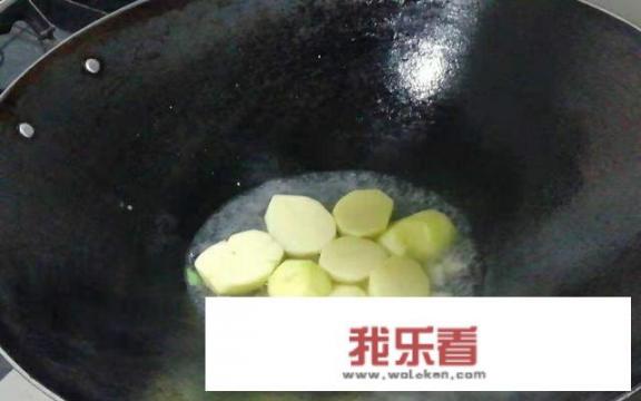 中午剩的红烧肉想放点土豆怎么做？红烧肉土豆做法米豆？