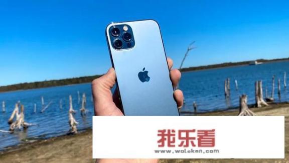 学生党打算换个手机，买iPhone12还是11呢