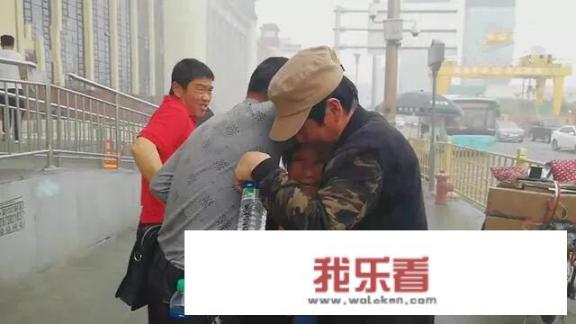 如何看散步突遇洒水车，3个儿子组人墙为母亲挡水