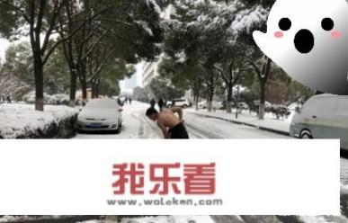 常州辅警小哥赤膊铲雪走红，被赞“有型、有能量”，你怎么看？_社会人扛大刀图片