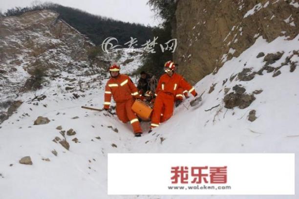 湖北十堰男子雪天登山探险跌落悬崖。消防搜山徒步两小时实施救援，这事你怎么看？_男人滑雪遇险电影在线观看