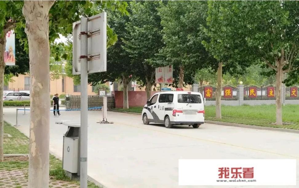 栾川殴师的常某，今天出狱了，看报道，警车接回宾馆，为什么