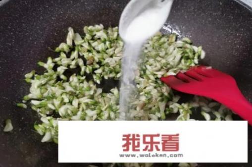 洋槐花素饺子馅的最佳做法