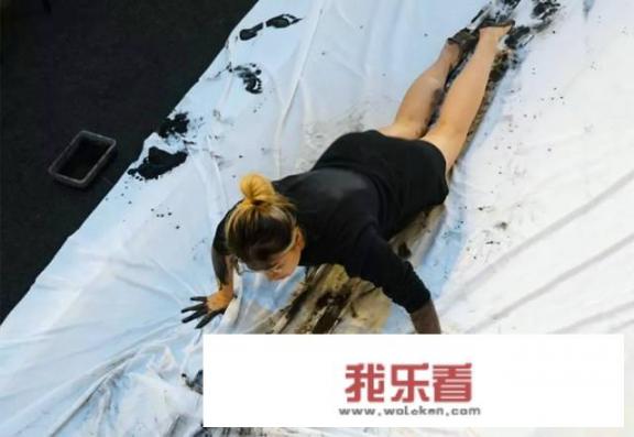 如何看待90后美女蒋涵萱的人体书法，这真的是艺术吗？