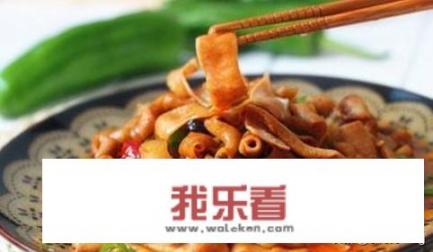 在四川吃火锅时，有哪些必点的素菜和肉菜？