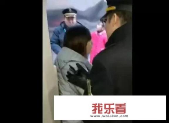 女子用身体阻碍高铁发车，原因竟然是“老公还没上车”，此等行为傻不傻？