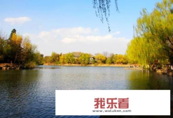 北京大学校园内的标志景点是什么？