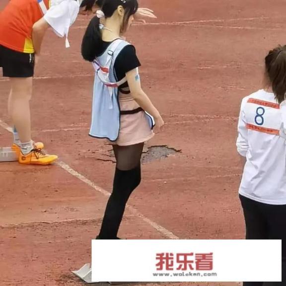 如何看广州一女大学生穿着黑丝裤袜参加运动会，结果上热搜？