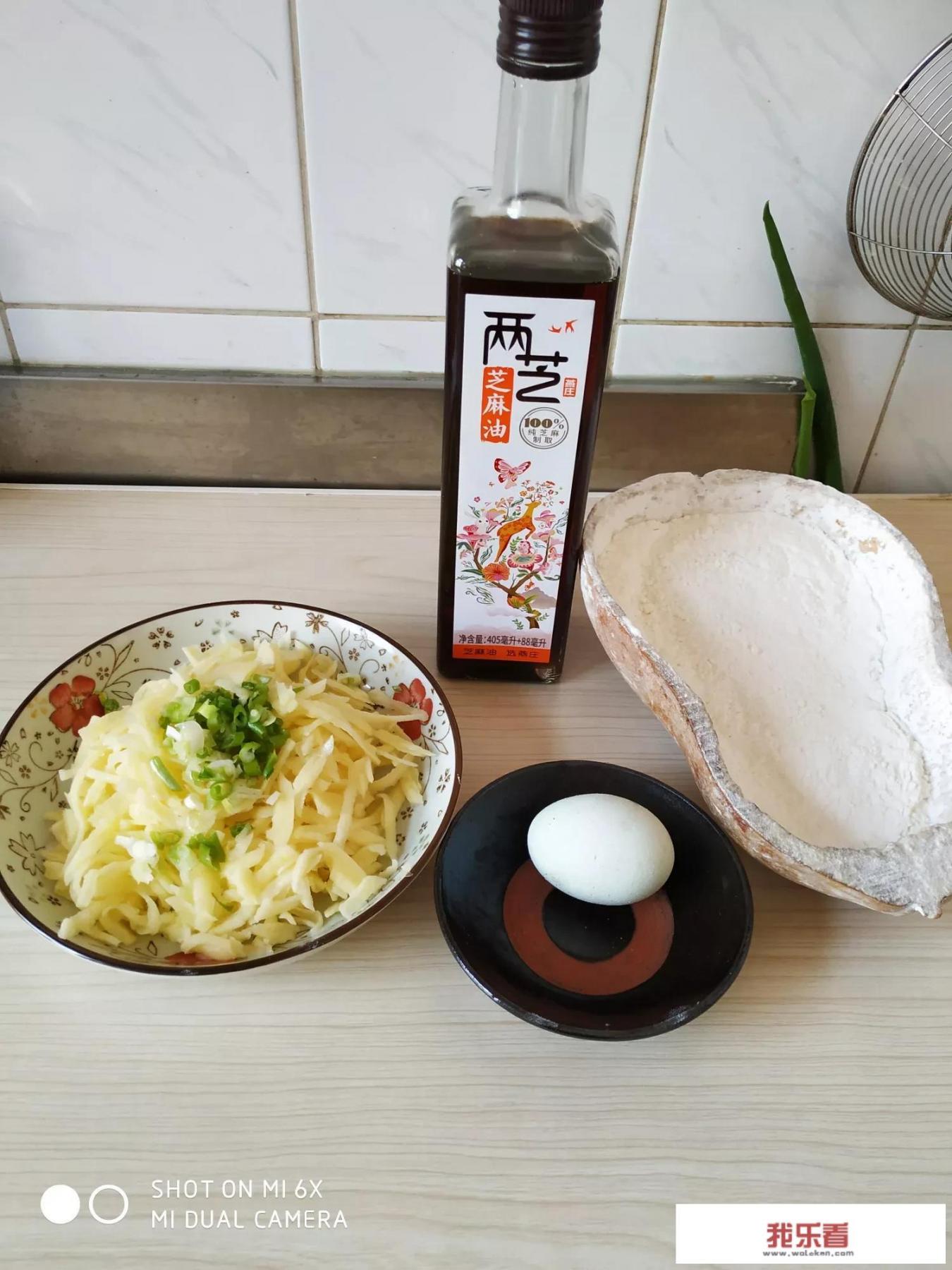 无油香蕉鸡蛋饼要怎么做，鸡蛋土豆饼的无油做法？