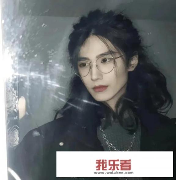 安徽一大学男生长发飘飘，长相甜美，温润如玉，你怎么看？