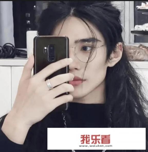 安徽一大学男生长发飘飘，长相甜美，温润如玉，你怎么看？