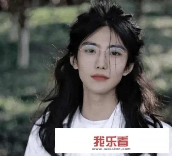 安徽一大学男生长发飘飘，长相甜美，温润如玉，你怎么看？