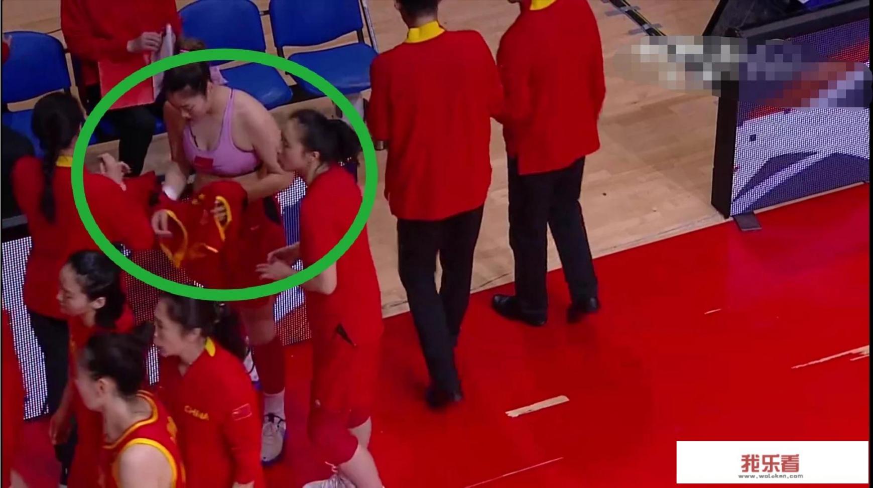 女篮李梦场边换衣服露出腹肌，球迷喊话男足：惭愧不？对此你怎么看？
