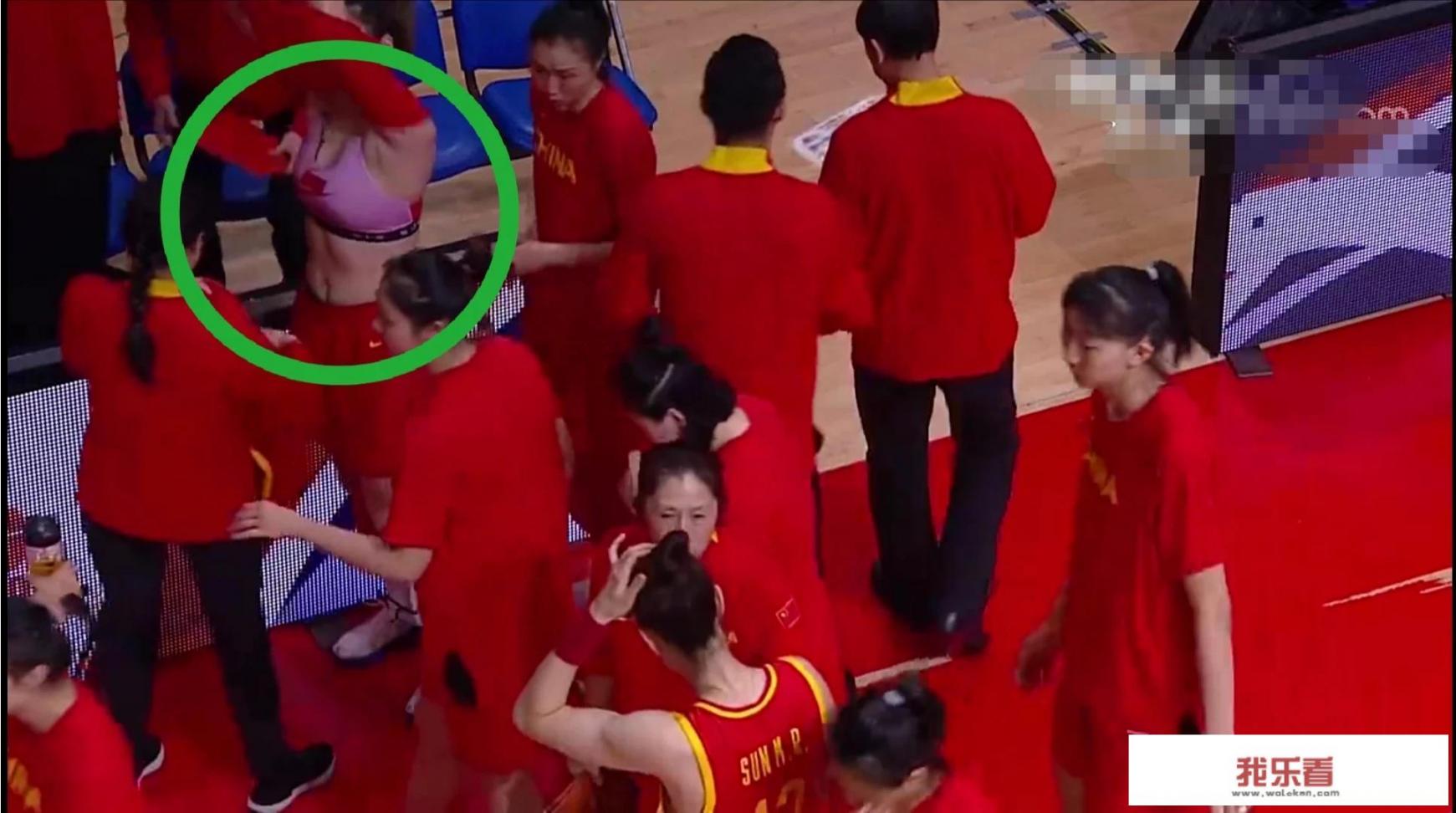 女篮李梦场边换衣服露出腹肌，球迷喊话男足：惭愧不？对此你怎么看？