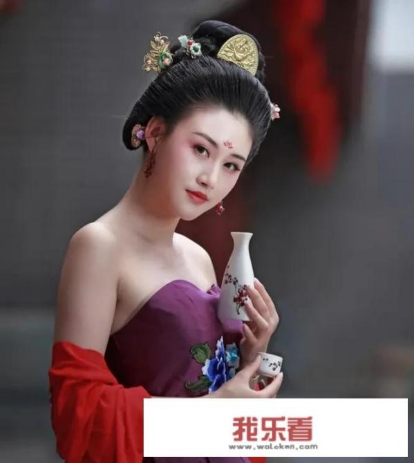王者荣耀谁的胸部露出最多的女英雄图片？