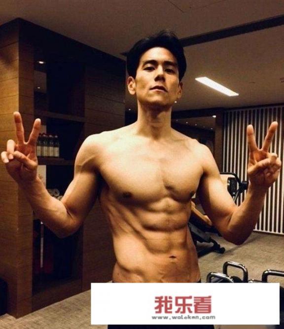 在自己朋友圈晒自己腹肌的照片好吗？性别女？