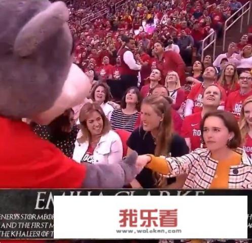 火箭VS勇士G6，场边助阵短发美女抢镜，她是谁？为什么火箭熊会一直“调戏”她呢？