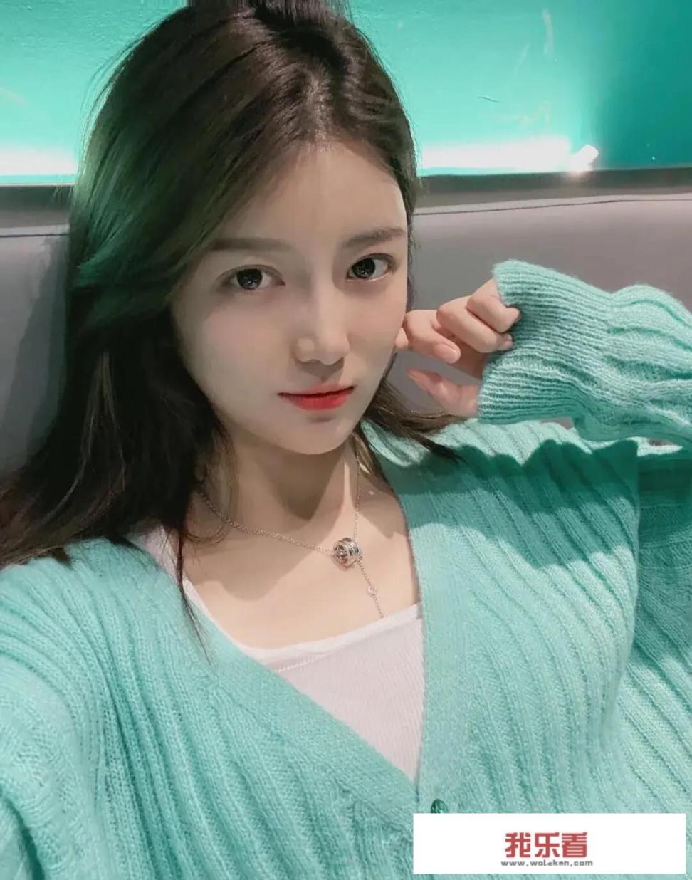 快手里的很多美女喜欢自拍然后上传，显得很自恋，也有些人不愿意自拍，喜欢拍其他人或者是美景上传到快手？