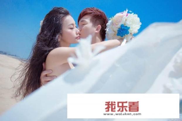 年轻人在领结婚证前，花520元预约照相馆拍结婚证上的照片，你认为这钱花的值吗？
