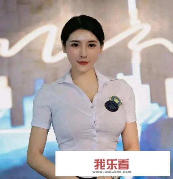 爱情公寓3第17级里那个和展博，在一起的大胸美女是谁？