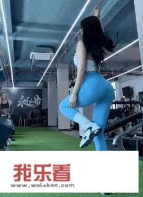 爱情公寓3第17级里那个和展博，在一起的大胸美女是谁？