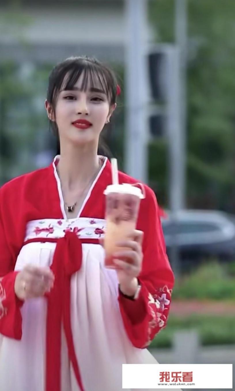 手拿奶茶在公园的文案？