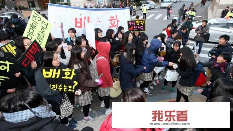 韩国高考的时候，低年级的学生下跪为前辈们加油，这是为什么？