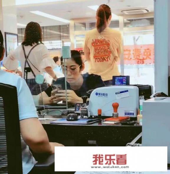 朱婷现身银行引人关注。身后两大“保镖”引发猜测，你觉得会是谁呢？