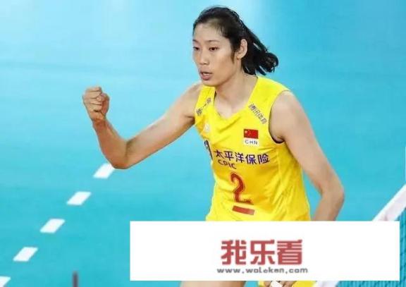 朱婷现身银行引人关注。身后两大“保镖”引发猜测，你觉得会是谁呢？
