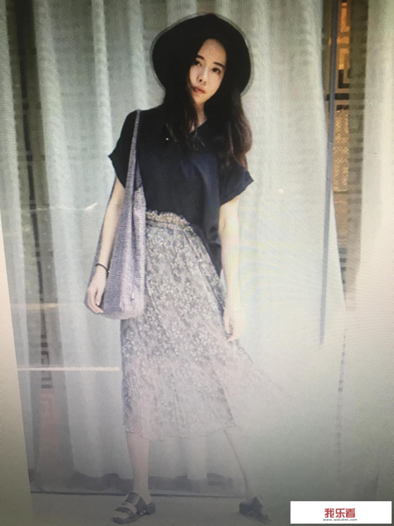 黑色真丝长裙配什么颜色的包？