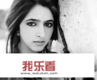 路飞当年在阿拉巴斯坦偷看娜美洗澡都流了鼻血，为什么对脱光了的世界第一美人女帝没反应？