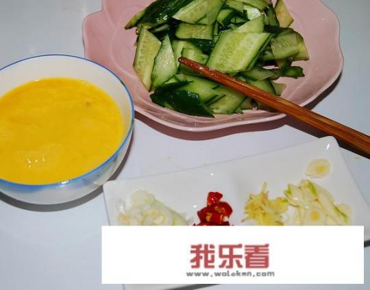 老黄瓜炒鸡蛋怎么做？