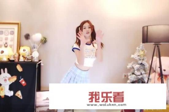 一部美女在瀑布跳舞的电影？