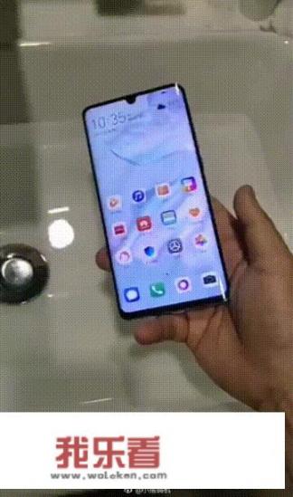 华为手机掉进马桶后闪屏？