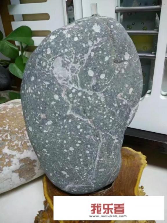 同事给我一块石头说值好几亿，大家看看值不值？