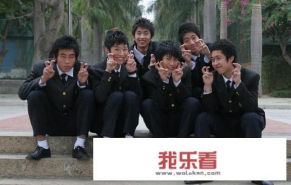 我观察了一下，感觉现在很少人穿白色袜子了，为什么？
