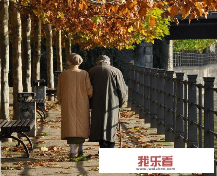 宁波“牵手奶奶”去世，夫妻病床牵手照感动无数人，最美的爱情是什么样？
