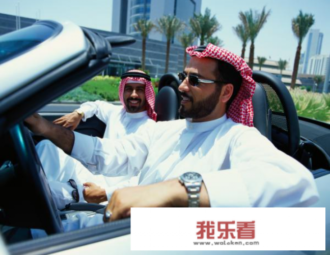 两个男的如何开车？