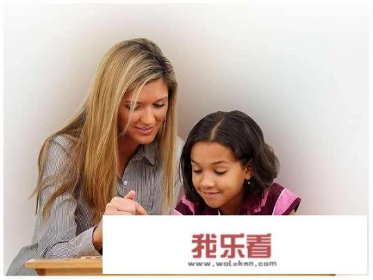 一个五六岁的孩子在超市拿了一袋零食，老板发现后恶狠狠地责骂，拖拽推搡又报警，这样对吗？