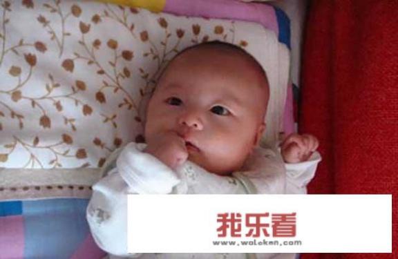 两个月宝宝在吃完母乳后，就是吃手，嘬嘴唇。这是没吃饱的表现吗？