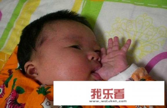 两个月宝宝在吃完母乳后，就是吃手，嘬嘴唇。这是没吃饱的表现吗？